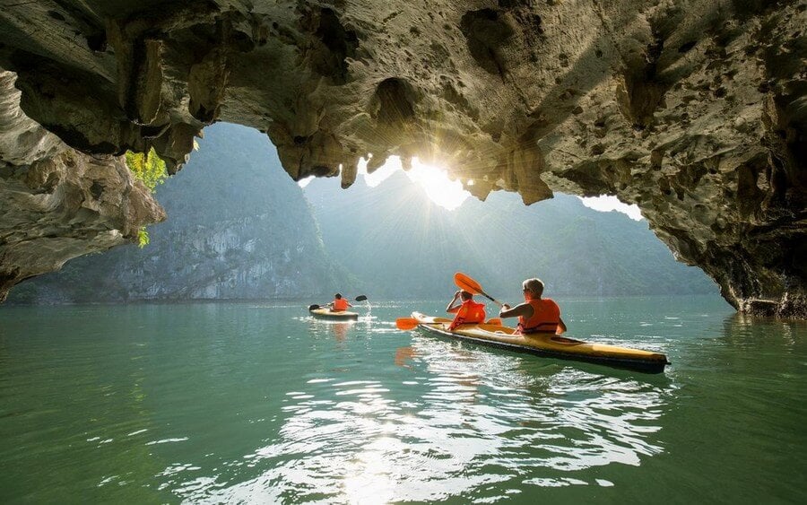 kayak-in-luon-cave